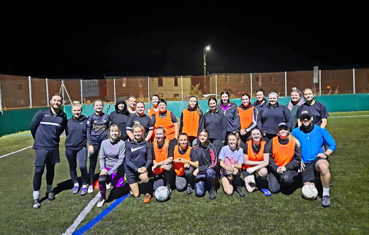 ResWomensAfc's tweet photo. First training session under the lights for the girls tonight @ Banwen RFC 4G 💚🖤 amazing effort, still managed 23 girls for training 🥶⚽️ — at Banwen Rugby Club https://t.co/KvgAiA12n5