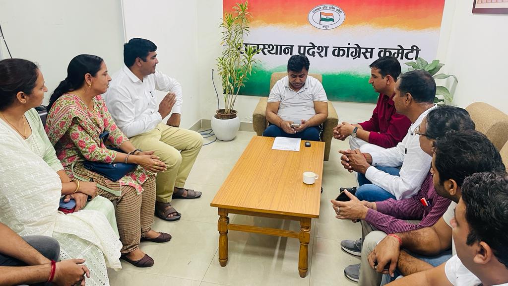 पीसीसी चीफ आदरणीय गोविंद सिंह जी डोटासरा से मिलकर संगठनात्मक मुद्दों पर चर्चा की ..
<a href="/GovindDotasra/">Govind Singh Dotasra</a> 
<a href="/MukeshC01162300/">Mukesh Choudhary</a> 
<a href="/PRESIDENTBKN2/">GIRDHARI GODARA प्रदेशाध्यक्ष रेसला</a> 
<a href="/MohanSihag24/">Mohan sihag</a>