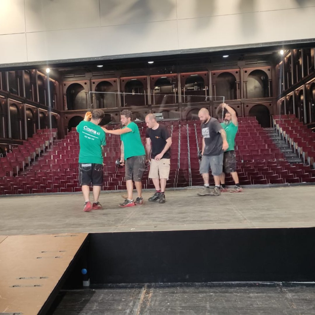 vidrescastro's tweet photo. Sempre parlem de les nostres instal·lacions i destaquem l'equip humà de Cristalleries Castro. És un plaer poder ser part d'ell. 😍 https://t.co/TssTFWr7l6