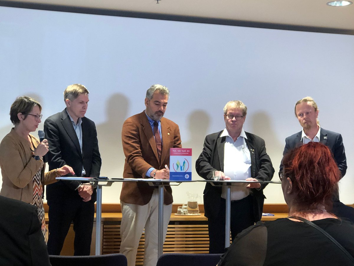 Suurkiitos juhlapaneeliimme osallistuneille edustajille: <a href="/PauliKiuru/">Pauli Kiuru</a> ja <a href="/jukka_kopra/">Jukka Kopra</a> jotka mahdollistitte, <a href="/SariEssayah/">Sari Essayah</a> <a href="/rauhantaee/">Hussein al-Taee</a> <a href="/EerolaJuho/">EerolaJuho</a>. Janne Kangas sekä pj Ahti Hurmalainen EVL:stä saimme yhdessä vieraannuttamisen, vuoroasumisen ja elatusasiaa loistavasti esille.