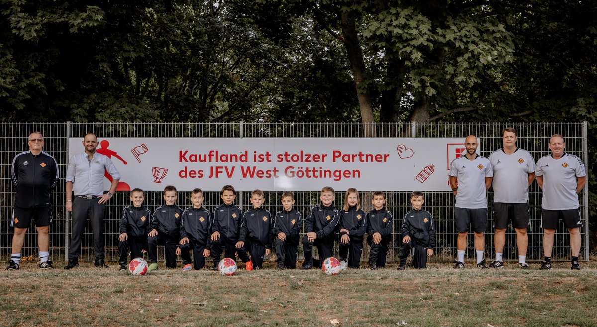 Für die kommenden 3 Jahre sponsert die Kaufland-Filiale in Göttingen, Elliehäuser Weg, den JFV West Göttingen und unterstützt die Jugendmannschaften vor Ort im Rahmen der Initiative „Spielfreunde“.