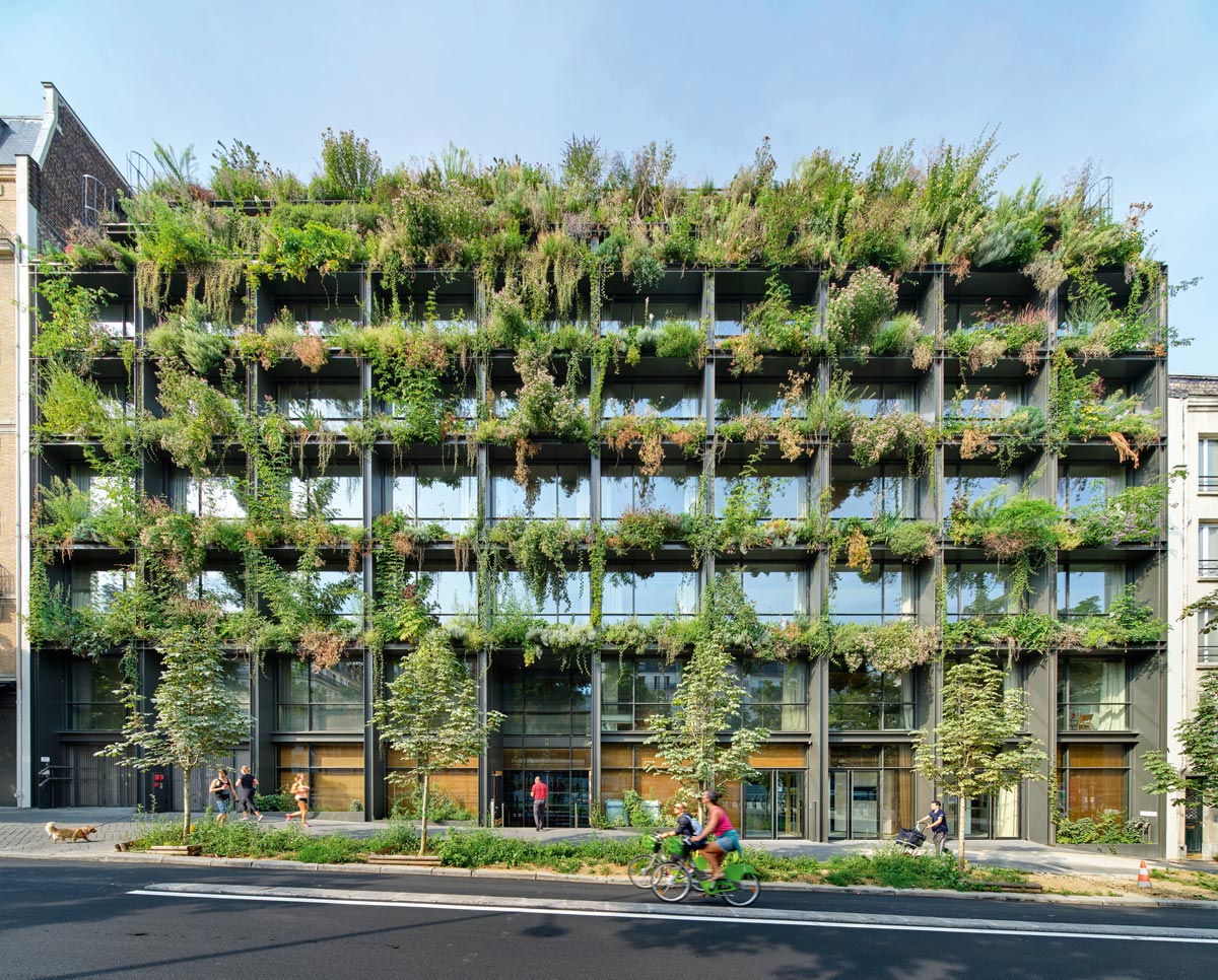_architektur's tweet photo. In Zeiten des Klimawandels, von Extremwetterereignissen, steigenden Bodenpreisen und der zunehmenden sozialen Entfremdung im urbanen Raum gewinnt die Gebäudebegrünung mehr und mehr an Bedeutung. 

https://t.co/iqgV2ex4ov https://t.co/8jb7sXBRwx