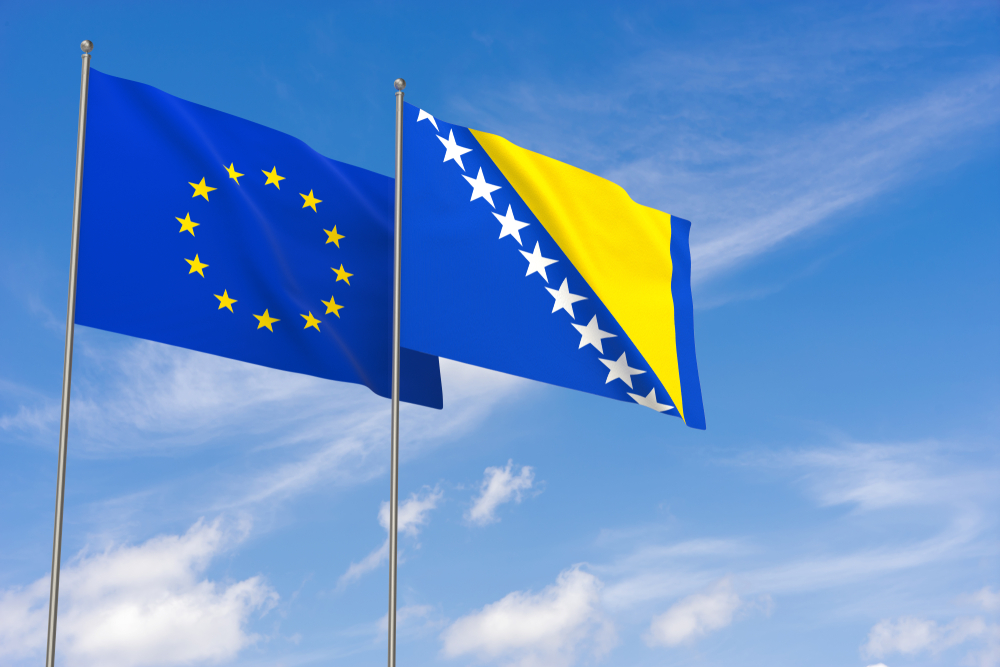 The @EU_Commission adopted its #EUEnlargement Package 2022, recommending to the @EUCouncil to grant candidate status to 🇧🇦. It is a long-term investment into🕊️ peace, prosperity and stability for our continent. More info 👉europa.eu/!NKdQGQ #WesternBalkans