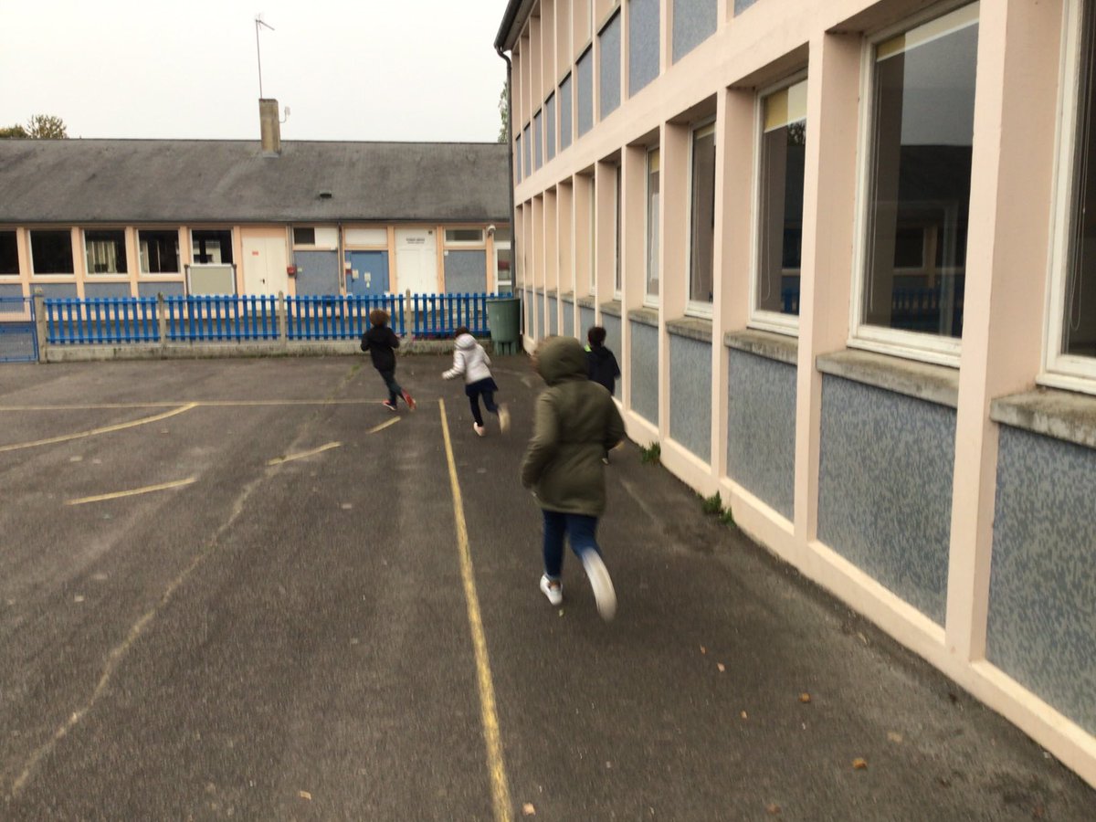 Quoi de mieux que de commencer la journée avec un peu d’EPS?Préparation au cross du collège ce matin pour les CM1 et CM2. On sera prêt #eps #paris2024