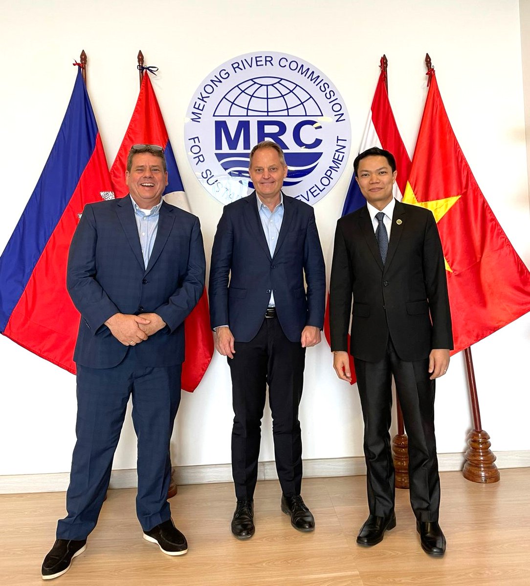CEO @AKittikhoun met DG Mark Smith @DMSmifffy and South East Asia Regional Representative Mark Dubois of @IWMI_ and discussed MRC-IWMI cooperation in water use accounting, potential project for Lancang-Mekong cooperation & contribution to the upcoming #UN2023WaterConference.