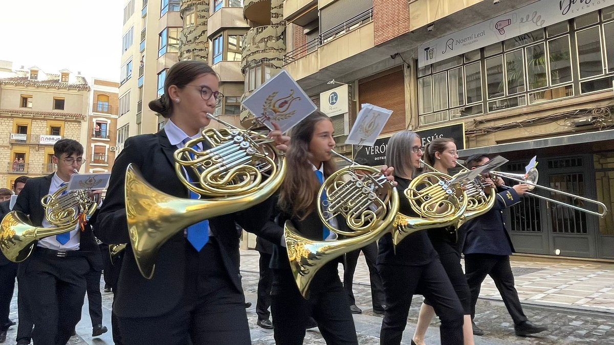 AytoJaen's tweet photo. Ayer el Teatro Darymelia acogió la XI Edición de #Festiband, el festival jiennense de Bandas de Música 🎶 

La mañana comenzó con un vistoso #Pasacalles desde la Plaza de San Ildenfonso hasta el teatro 

Un tradicional evento celebrado en pleno #SanLucas dedicado a Díaz Ruiz https://t.co/Ypo2ax0sWd