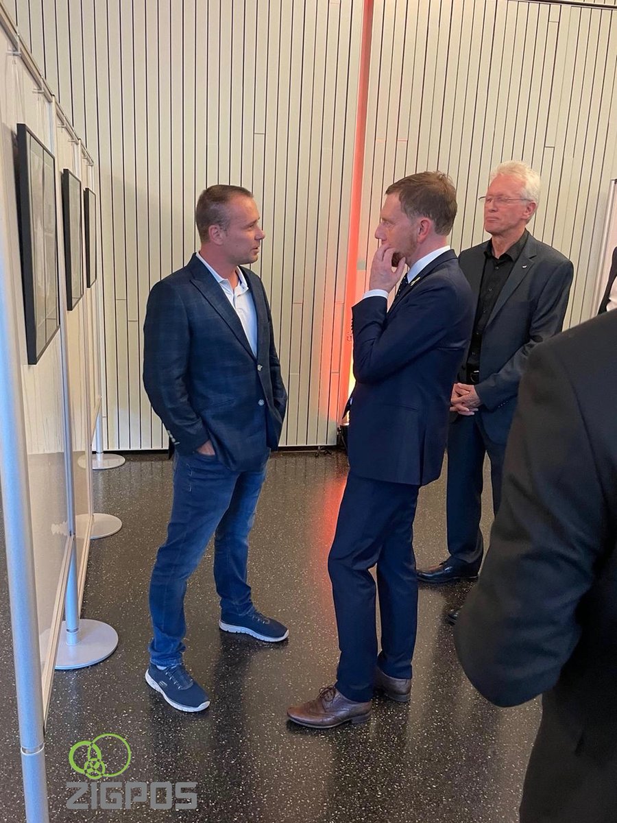 The <a href="/MPKretschmer/">Michael Kretschmer</a> and our CEO Erik got into conversation on the occasion of the 30th anniversary of <a href="/DresdenHtw/">HTW Dresden</a>: The Minister was excited, that the development of the global #localization standard #omlox is significantly pushed from Dresden.
#RTLS #InnovationMadeInSaxony