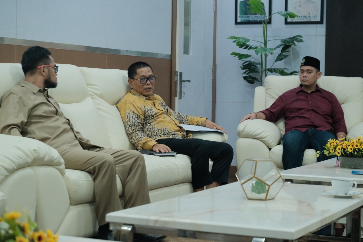 SetwanDPRDMks's tweet photo. Ketua DPRD Makassar, Rudianto Lallo didampingi Ketua Komisi A DPRD Kota Makassar, Rachmat Taqwa dan Ketua Komisi D DPRD Makassar, A. Hadi Ibrahim Baso Gelar Rapat Konsultasi Pimpinan Bersama Kadis Pendidikan dan Perwakilan instansi BKPSDMD. Kamis,13102022 Diruang Rapat Ketua. https://t.co/VXkmhiedos