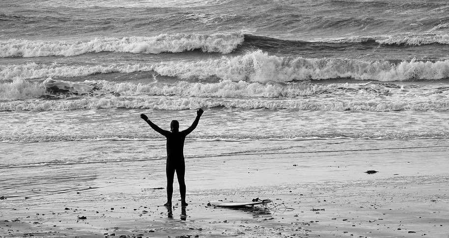 RoseCottage_'s tweet photo. Anyone for a bit of 🏄‍♀️ at Cemaes Bay? #surfing #WAVES #Anglesey #Enjoy #beach #beachlife #swimming #lifeisgood #wales https://t.co/MPnZcS6qw9