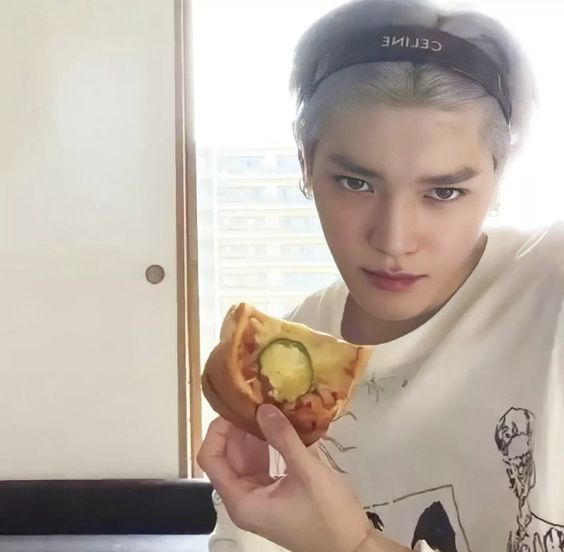 hourly taeyong ! tweet media