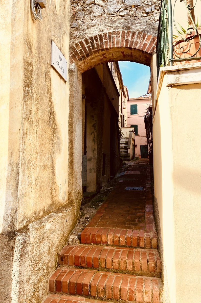 toblerette's tweet photo. Eine charmante Text-Bild-Schere.
Oder einfach eine Frage der Perspektive?
#ViaGrande #Liguria #Italia https://t.co/VUh9zMgSlP