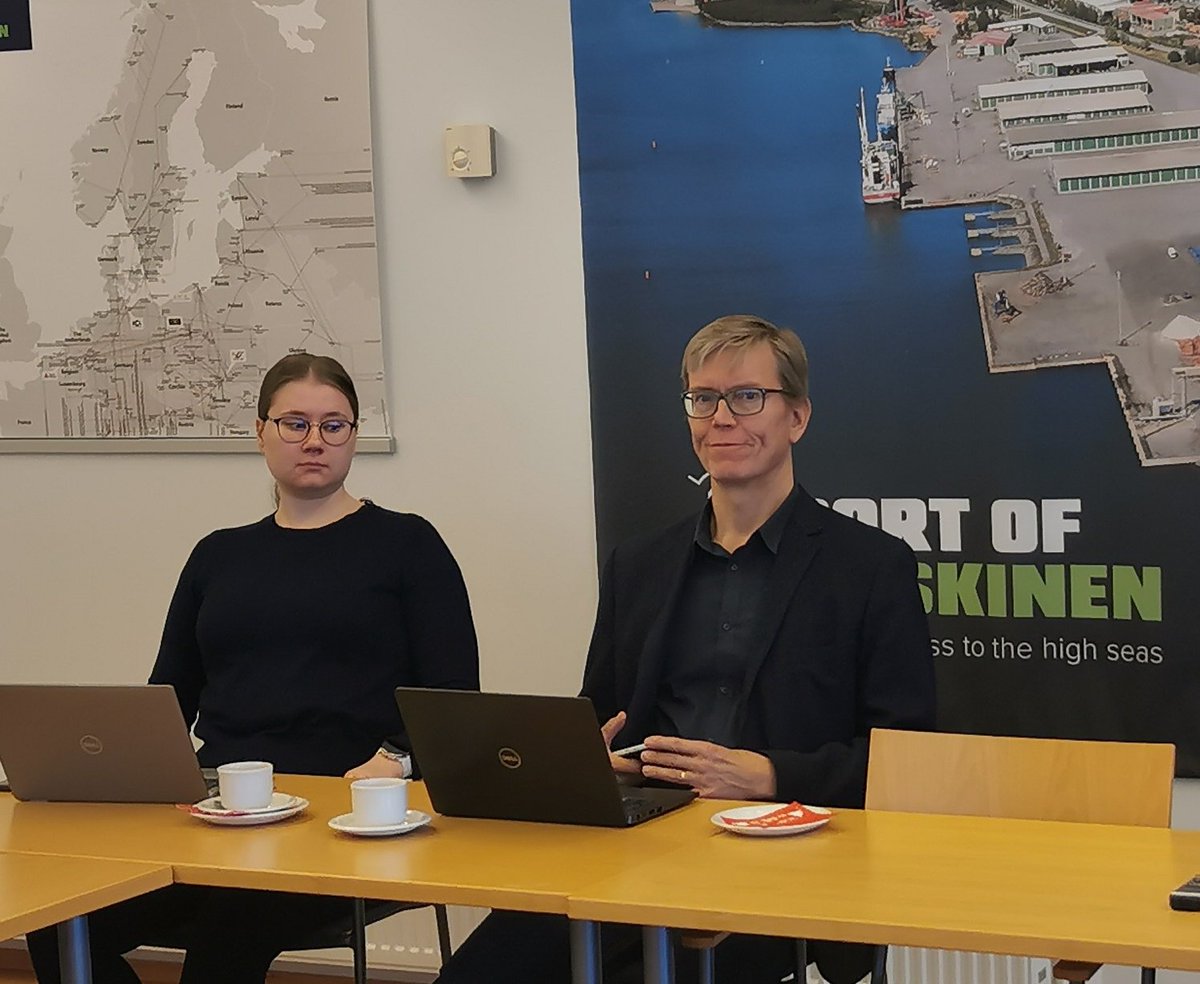 TruckTrainFi's tweet photo. @PortofKaskinen toimitusjohtaja Patrik Hellman esitteli mm. sataman kehitysnäkymiä, digitalisaatioratkaisuja ja Ukrainan kriisin vaikutuksia @univaasa #MurSu - hankkeen tutkijoille. #Suupohjanrata tarjoaa mahdollisuuksia. https://t.co/WqiMl5dF2f