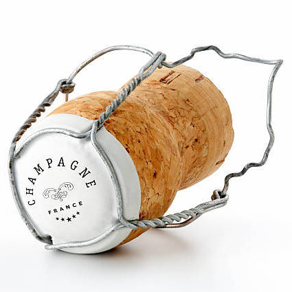 fxdurandy's tweet photo. @roshanabbas #11 is wrong. #Agrafe (one f is enough if you ask me) is just a metal clip ↙. It has become extremely rare now, being replaced by the wired cage known as #muselet ↘. My pleasure. 🍾🥂 https://t.co/9DdkgA9dZe