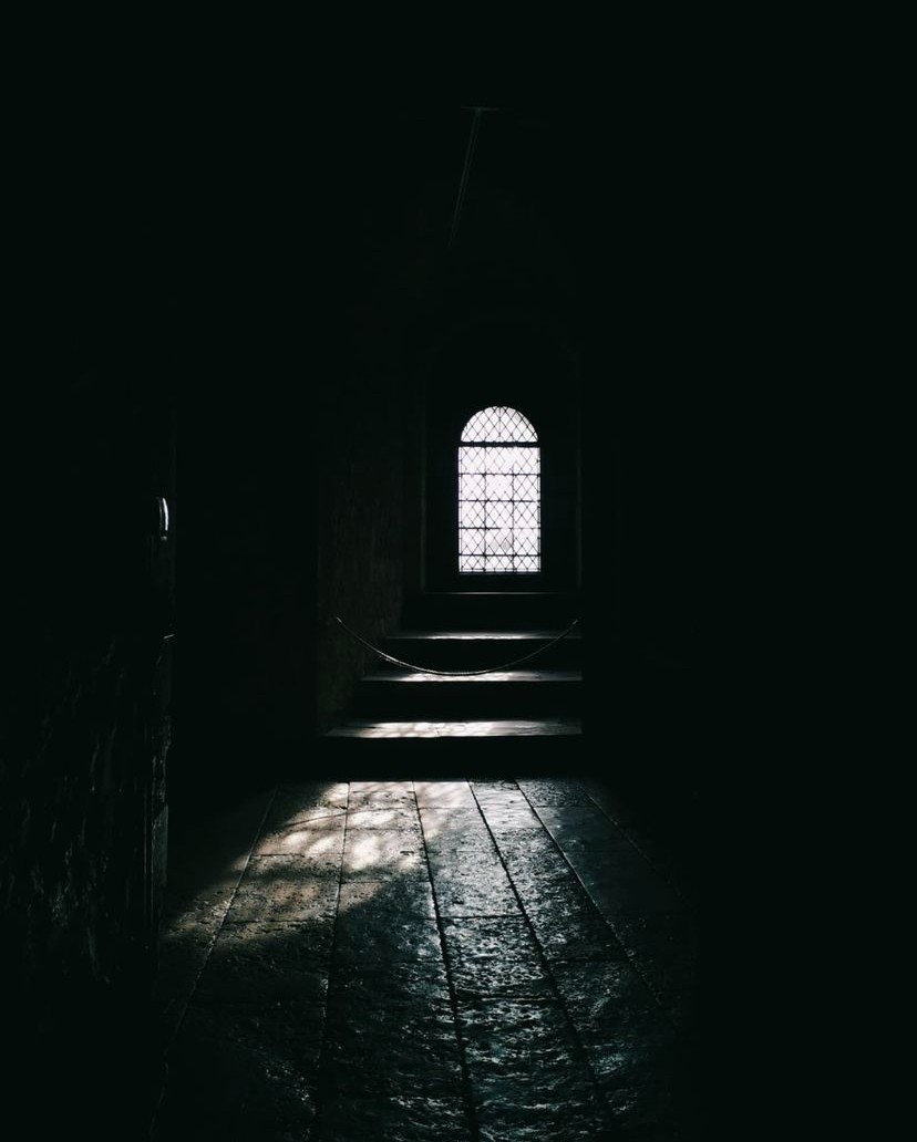 A sliver of light in the dark ☀️ 📷 Thanks to thepastpalace on Instagram for this atmospheric #PalacePhoto 🤩 📍 White Tower, Tower of London