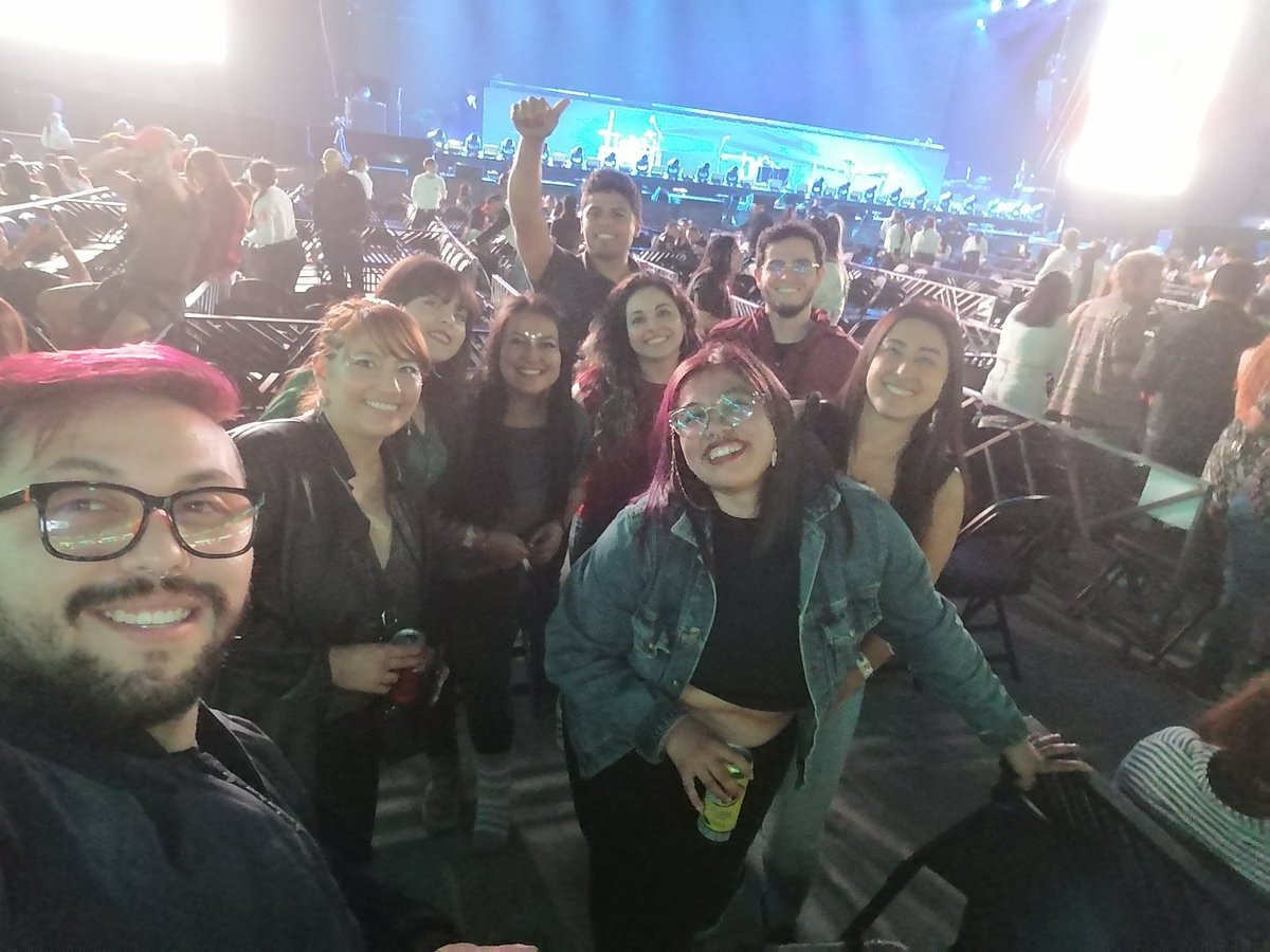 MaAngelica__'s tweet photo. Termine en palco platino con el grupo de desconocidos más chimba que he encontrado en los últimos años 🙌🏻✨ https://t.co/Z0lkySJK6b