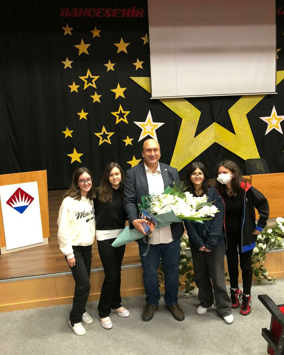 Bahçeşehir Koleji, Sosyal Medya ve Dijital Güvenlik Eğitim Araştırma Merkezi (SODİMER) işbirliği ile "Dijital Girişimcilik Kulübü" kapsamında Sn. Prof. Dr. Levent Eraslan lise öğrencilerimiz ile bir araya geldi

#DijitalGirişimcilikKulübü
<a href="/EnverYucel/">EnverYucel</a> 
<a href="/drleventeraslan/">Prof.Dr.Levent Eraslan</a>