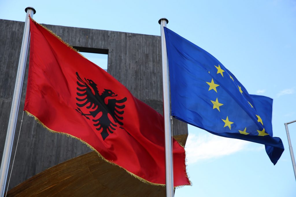 citizensalb's tweet photo. #citizenschannel Raporti i Komisionit Europian për Shqipërinë: Probleme me korrupsionin, lirinë e medias dhe shoqërinë civile - https://t.co/XpGKsFLtIb https://t.co/MKP0TJ3ETK