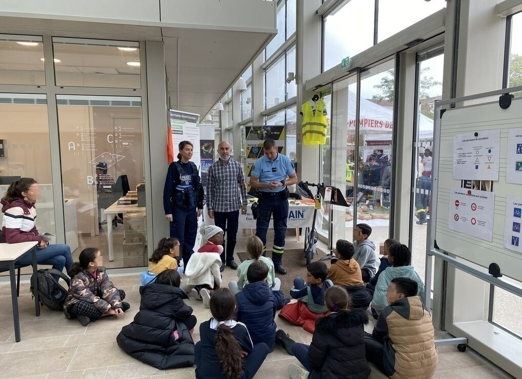 [1/2] #AINRésilience2022 | La préfète de l'#Ain a participé à la 1ère Journée nationale de la #résilience à #BourgenBresse. 
Cette journée vise à #sensibiliser, #informer et acculturer les citoyens aux risques qui les environnent.
<a href="/sdis01/">sdis01 Sapeurs-pompiers de l'Ain</a> <a href="/PoliceNat01/">Police nationale de l'Ain</a> <a href="/Gendarmerie_001/">Gendarmerie de l'Ain</a>