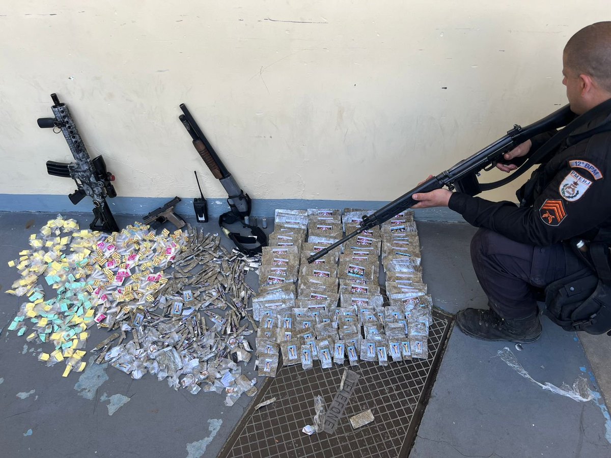 PMERJ's tweet photo. Quatro traficantes foram baleados, um outro criminoso foi preso e um #Fuzil, uma #Pistola, uma #Espingarda, um #RádioTransmissor e farto material entorpecente foram apreendidos por policiais do #12BPM na comunidade da Nova Brasília, em Niterói, na manhã desta quinta-feira (13). https://t.co/5E3N0PgTql