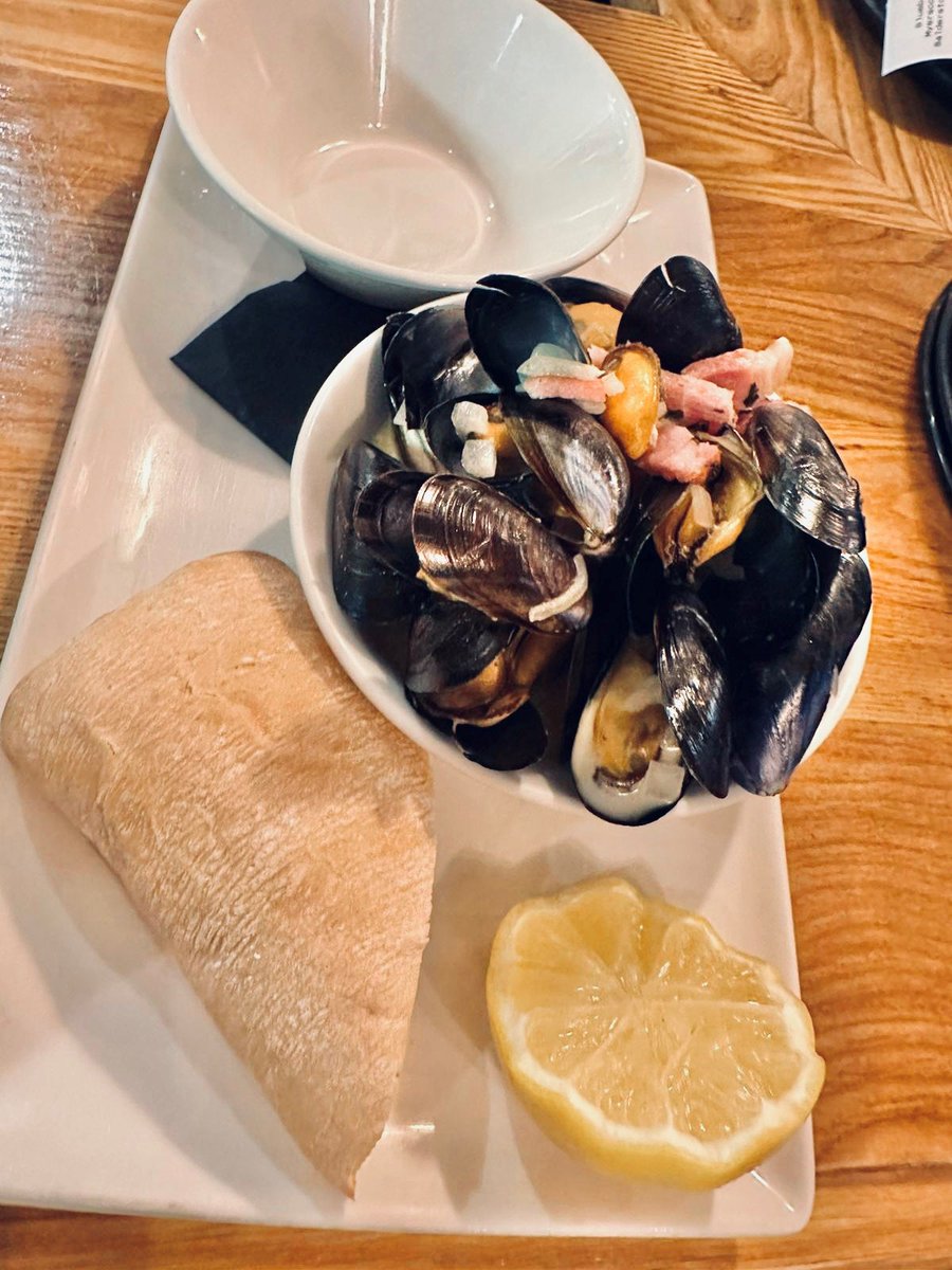 **👨‍🍳 Dish of the week 👩‍🍳**
With our Autumn menu now running we have chosen this lovely dish 👉 
Steamed mussels &amp; bacon lardons finished with cider &amp; cream served with warm mop up bread 😋
Book your table here 👉bluebirdinn.co.uk/eat
#autumnmenu #greatfood #GreatService