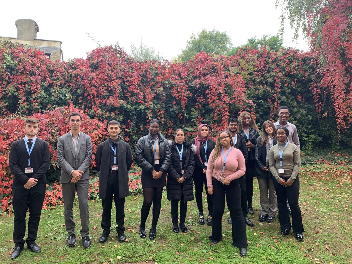 Celebrating the sending off of UCAS applications with our Early Entry applicants (<a href="/UniofOxford/">University of Oxford</a>, <a href="/Cambridge_Uni/">Cambridge University</a>, #vets #dentistry #medicine). Good luck to all!