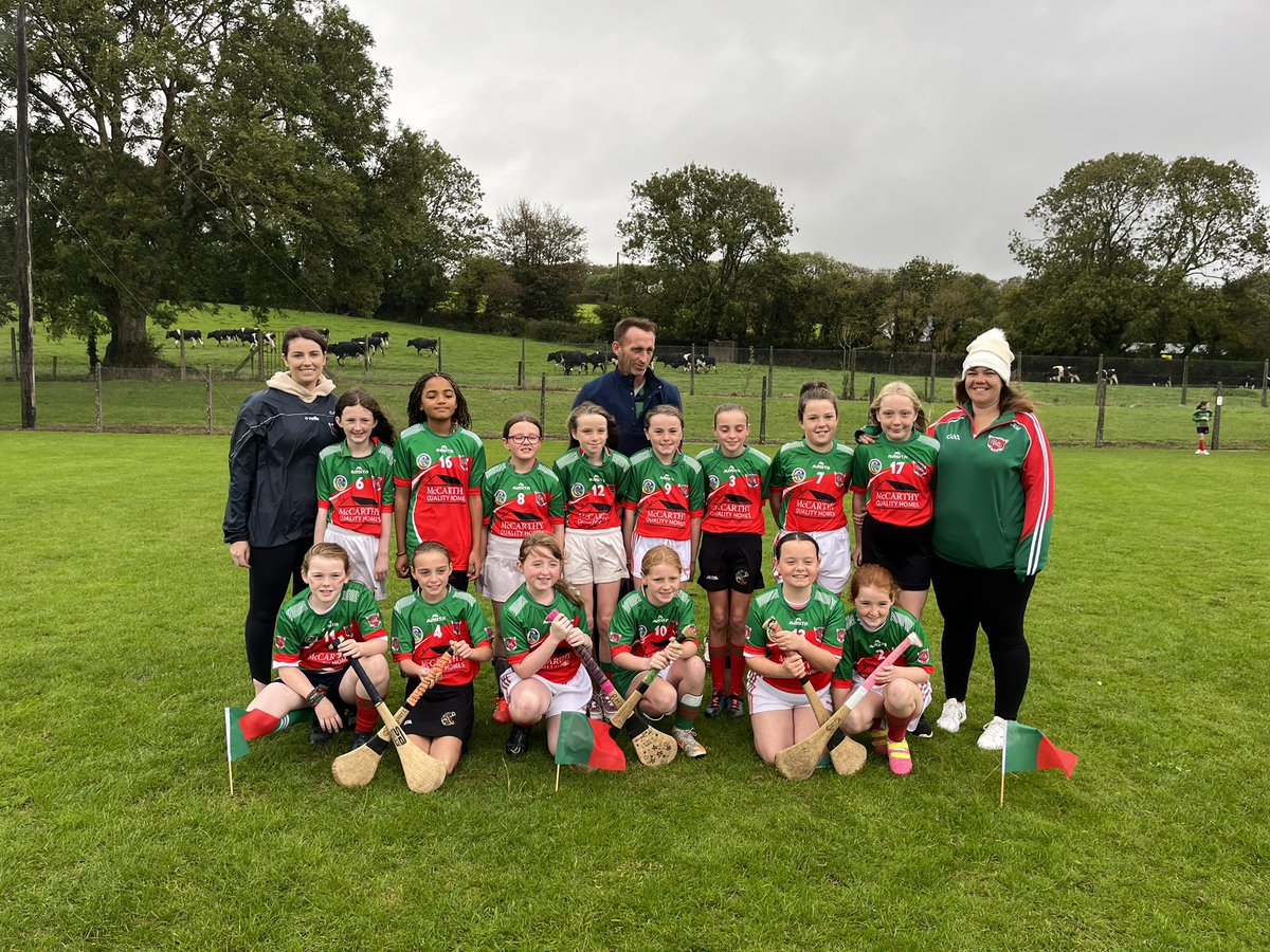2 days to the County Final. 
We got the panel together for a photo with some of the next generation that take part in the mini games @ H/T.
Great to see Tracton colours all over the parish and further afield.
Please come along and support on Saturday! Tracton Abú 🟥🟩🟥🟩🟥🟩