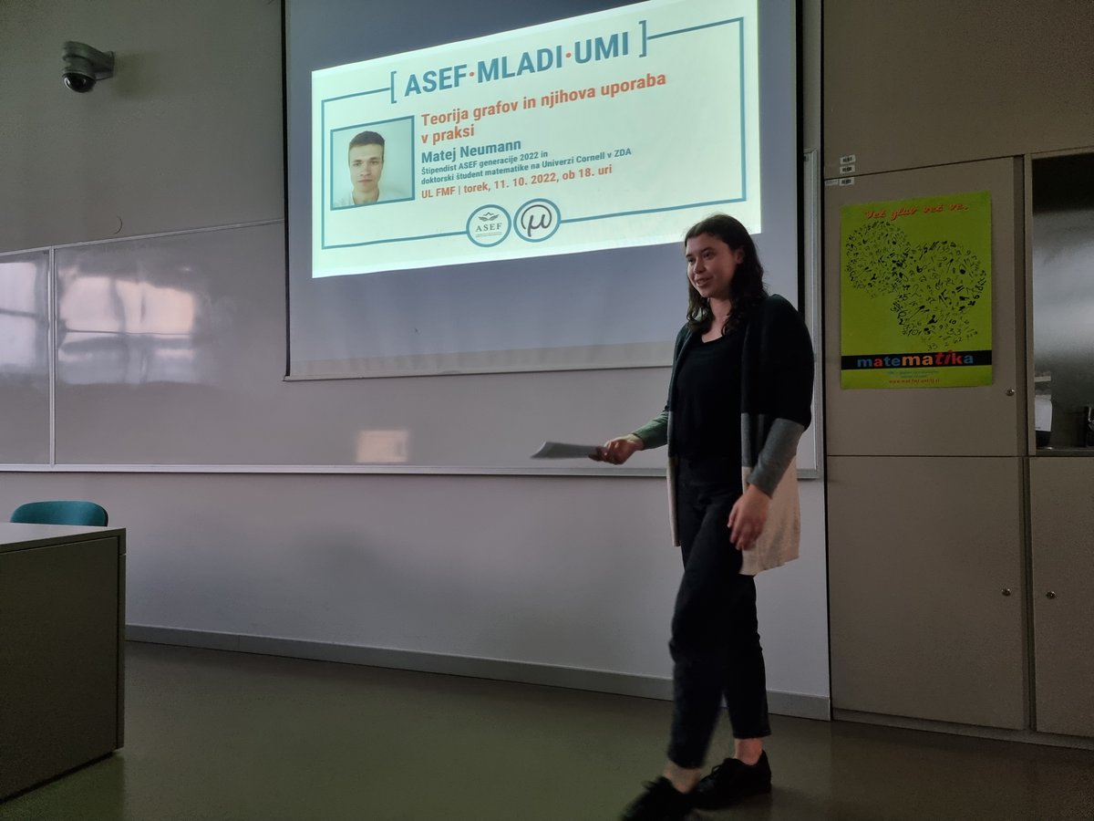 InfoAsef's tweet photo. Oktobrsko #ASEFmladiumi predavanje je #ASEF organiziral v sodelovanju s #ŠtudentskoorganizacijoFMF. Predaval je #AJF Matej Neumann, ki je najprej predstavil, kaj graf sploh je, in nato uporabo grafov pojasnil na različnih primerih; med drugim tudi na primeru #SDG #UN. https://t.co/oWtHvNZWSp