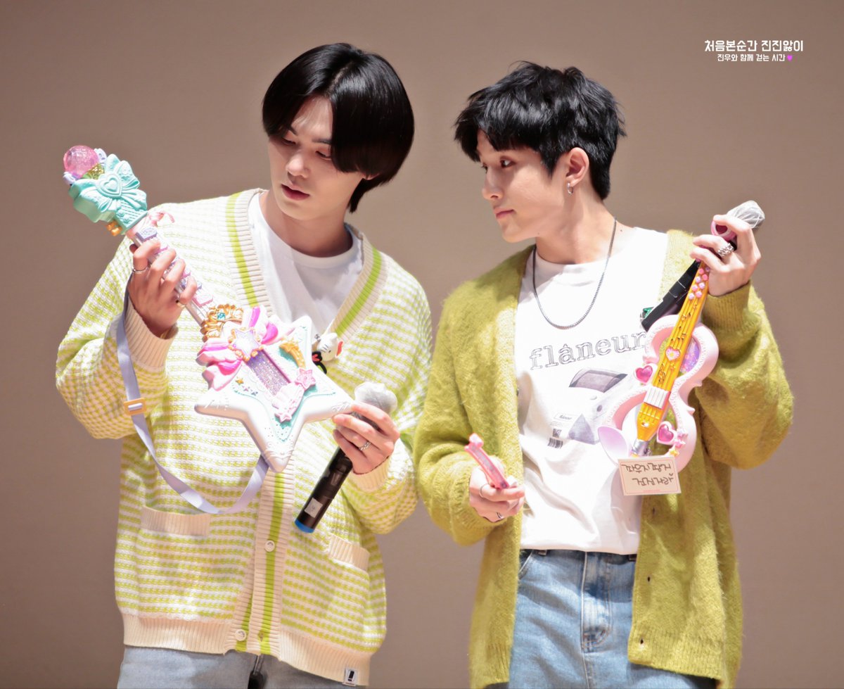 jinjin_firstime's tweet photo. 220227 아스트로 팬싸인회📷

진우 보고싶어서😭 

#아스트로 #진진 #라키 #astro 
#jinjin #rocky @offclASTRO https://t.co/jiw3fRhuID