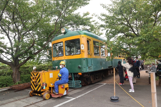 Nishino_Yakata's tweet photo. 「走れ！かぼちゃ電車」の時、私も遥か関西からここ月潟に来ていました。移動機のエンジン音とともに動き出すと、拍手が沸き上がって感動的でした。
#kaboden_niigata #新潟交通 #かぼちゃ電車 #日車標準車体 #日車D16 #バス窓 https://t.co/DnpONiFG6D