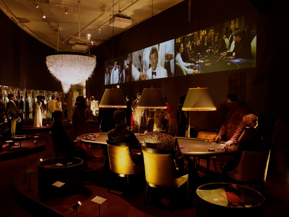 Sharon_Marston's tweet photo. 10 years since we were commissioned by the Barbican London to create 2 pieces for the Designing 007 exhibition celebrating the 50th anniversary of the James Bond franchise which toured worldwide. This year marks the 60th anniversary! @barbicancentre @007 #Chandelier #Bespoke https://t.co/PIcadrW3fw