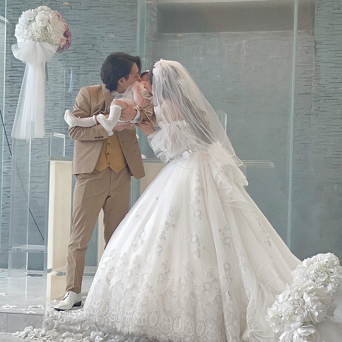 riiiiz's tweet photo. 2020.10.10

雨女のあたしですが天気にも恵まれ
無事に結婚式を挙げました 🕊

幸せな1日だったあ〜。
ずっと余韻に浸ってる .... 💭 https://t.co/A9Qwvir6wl