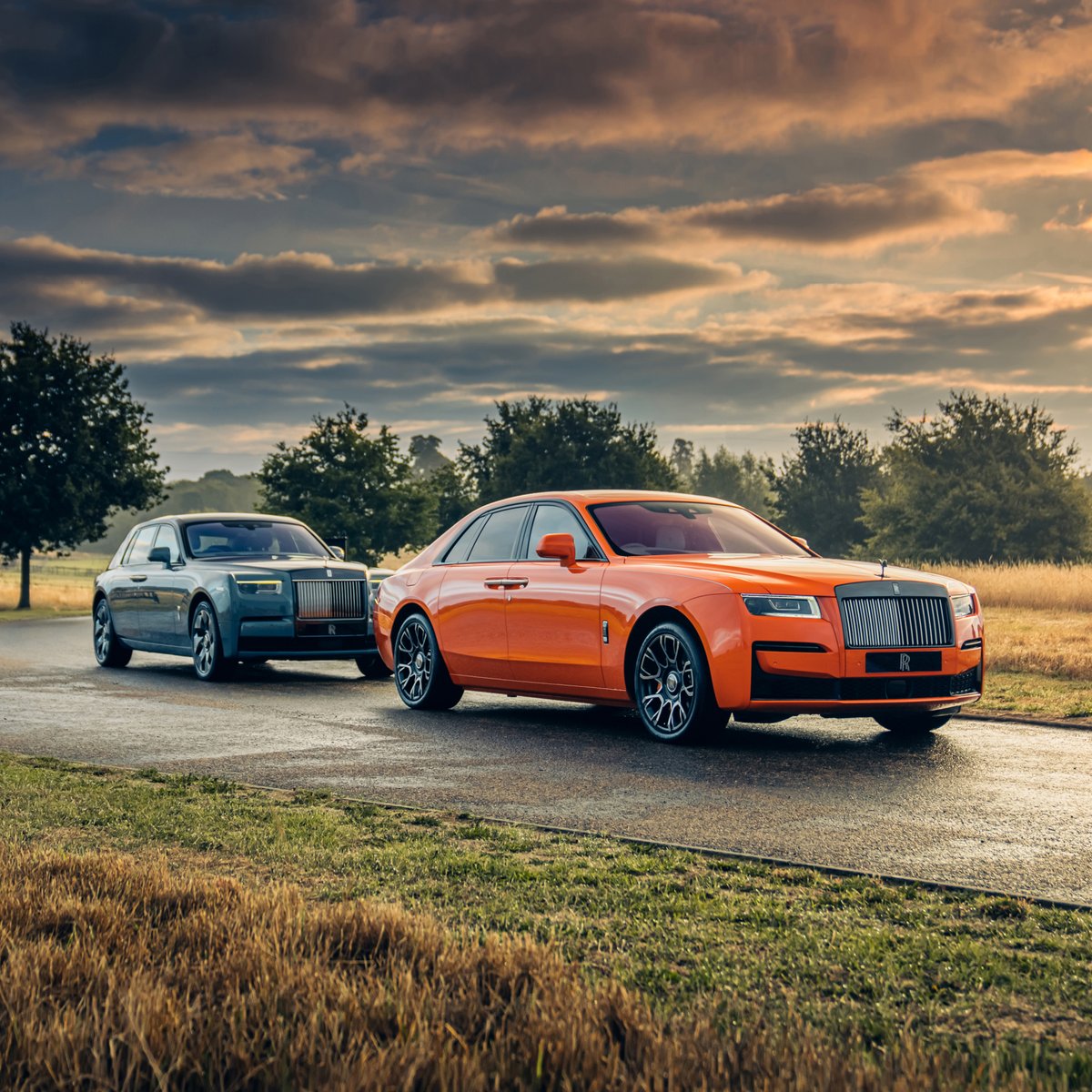 rollsroycead's tweet photo. إبداعات تجسدت في سياراتي بلاك بادج جوست وفانتوم السلسلة الثانية المصممتان حسب الطلب. 
كل سيارة منهم تعكس مدى الحرفية والإتقان في تصاميم سيارات رولز-رويس. 

Bespoke commissions of the #BlackBadgeGhost and Phantom Series II. Each represent the pinnacle of Rolls-Royce craftsmanship https://t.co/dNmuBNkW7L