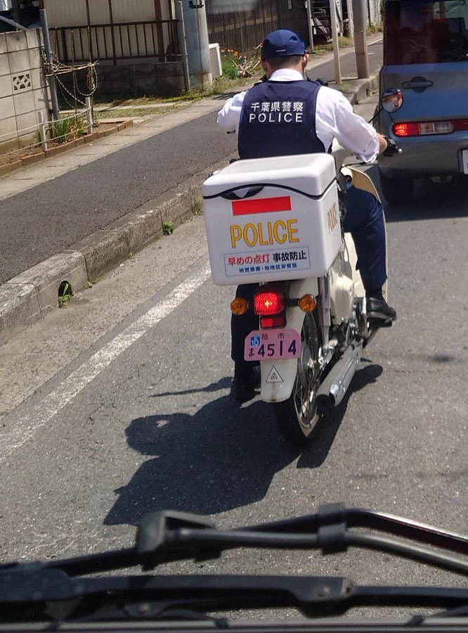 衝撃！千葉県警官がバイクに乗るときヘルメットをかぶってないってよ‼