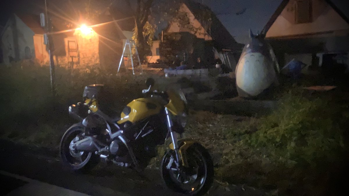 bike061_bike06's tweet photo. トトロのバス停
行くなら夜だよなと思い、ナイツーがてらお邪魔した。
撮影楽しいな。
#トトロのバス停 
#群馬県吉岡町 
#ドゥカティいいじゃん 
#Monster696
#ナイトツーリング
#バイク好きと繋がりたい https://t.co/TTUeilvX7c