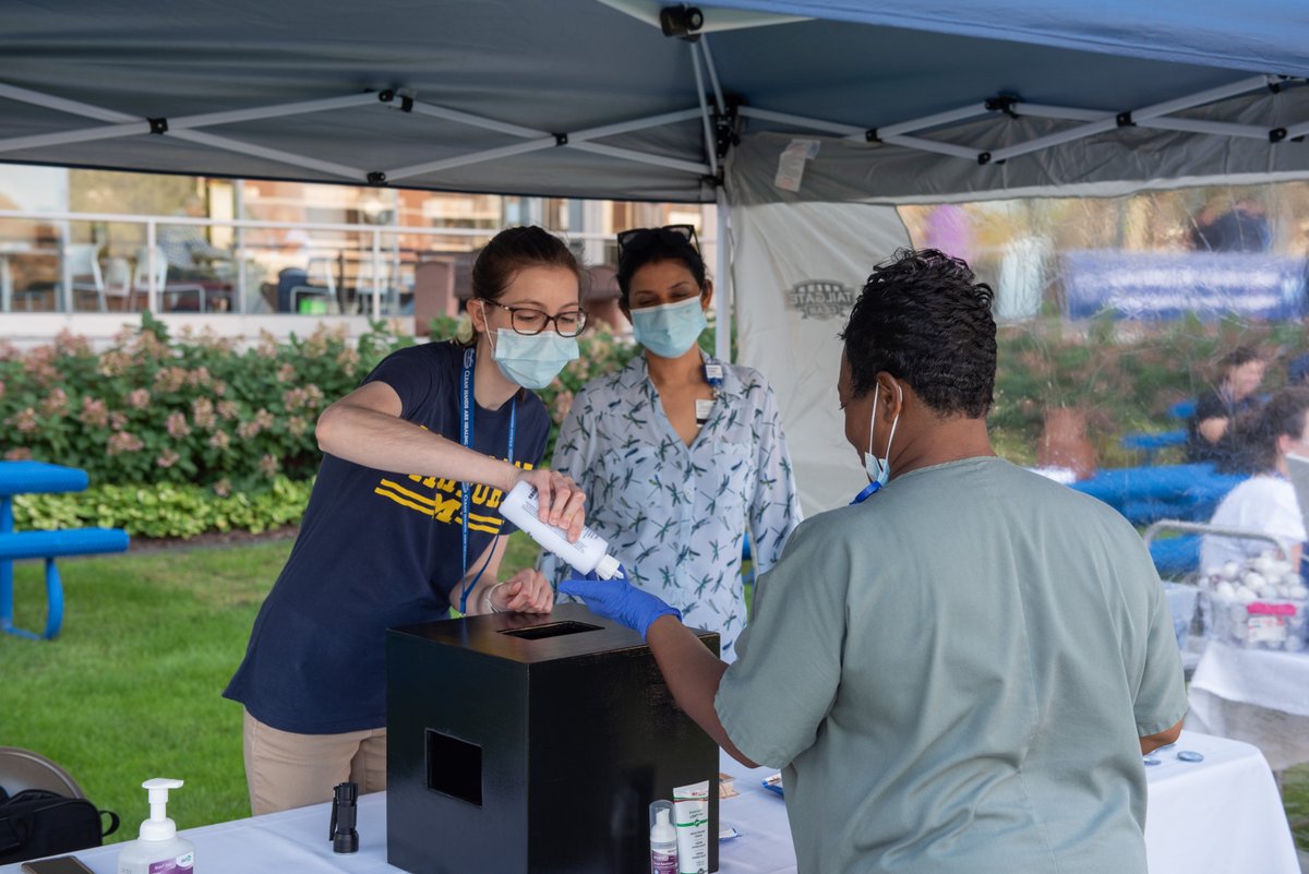 HenryFordHealth's tweet photo. Clean hands are healing hands. Team members at our Detroit hospital enjoyed a beautiful day of #HandHygiene celebrations with lawn games, food trucks and prizes galore! ☀️🍕👐 https://t.co/lfGYlN43WD
