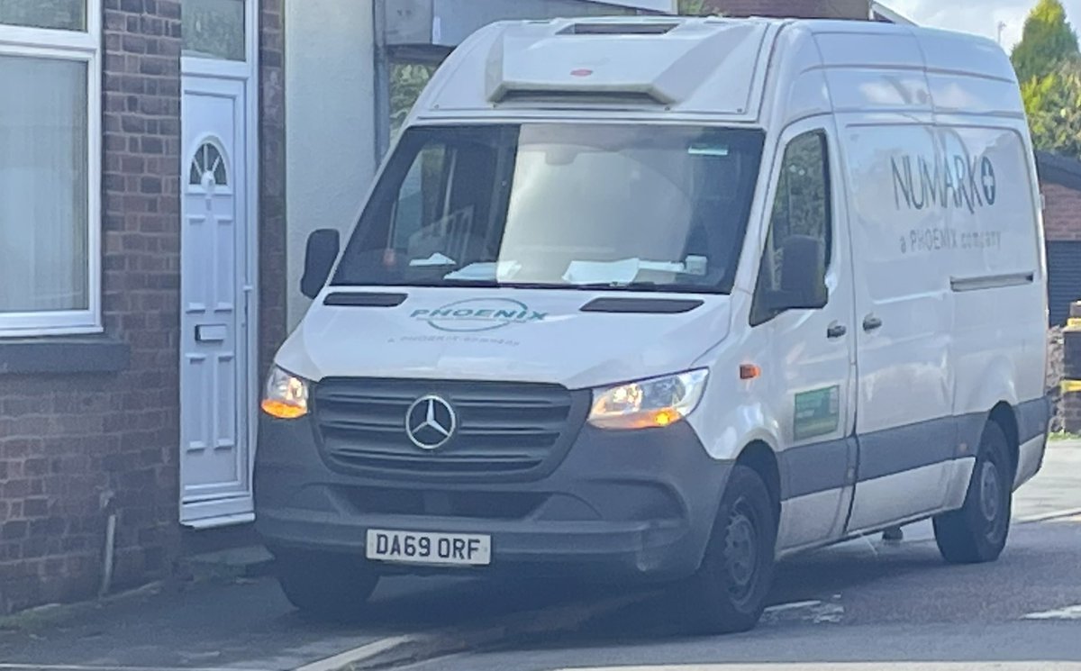 UkBad's tweet image. Blocking the whole pavement along the main road forcing pedestrians into the road. Prams &amp;amp; wheelchairs would also have to use the road.

#Badparking #Badparker #PavementParking