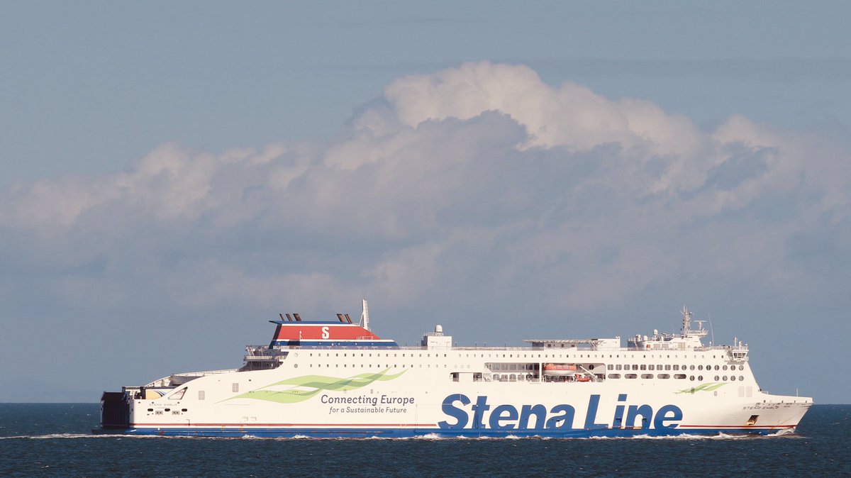 WixpixRob's tweet photo. Mustn’t grumble eh..
It’s a beautiful day 😎 with plenty to see 👀 & photograph 📸
#Aasfjord
#WindServer
#StenaHibernia @StenaLineUKIE
#StenaEmbla @StenaLine
📸WixPix@Sea https://t.co/2vySuEKszJ