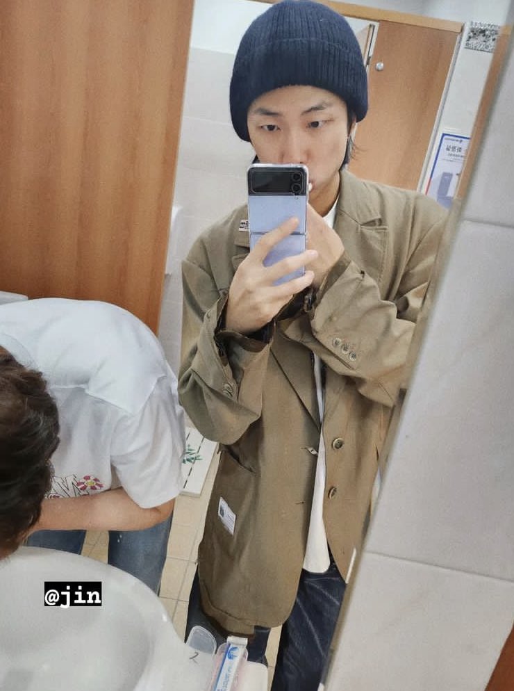 thisisbaepsae's tweet photo. only married couple brushes their teeth together. thank you for the confirmation namjoon https://t.co/BkfGWZBw43