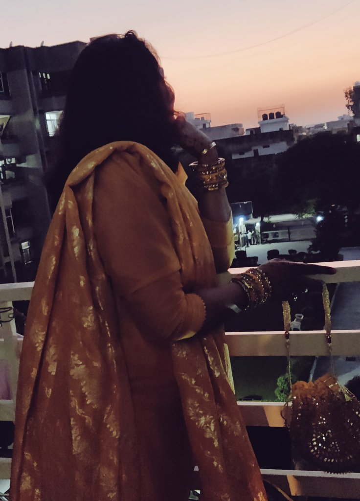 justnottamomma's tweet photo. "वो चाँद कह के गया था कि आज निकलेगा
तो इंतज़ार में बैठी हूँ शाम से ही मैं !"
#Karvachauth #moonhunting https://t.co/uMQUosWi4i