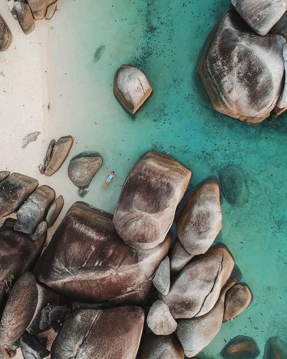 Get ready to be impressed by the otherworldly sight of Tanjung Tinggi Beach in Belitung Island, Bangka Belitung! Raise your hand if you're interested in spending a good time here 🖐️ 📷: @kadekarini #WonderfulIndonesia