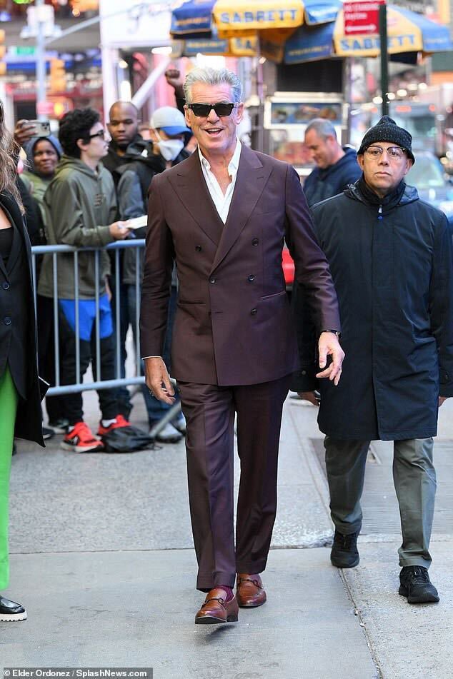 #PierceBrosnan hitting the #BlackAdam press tour in NY wearing Rich Burgundy Simply Sartorials and a dapper double breasted, styled by Mark Holmes 🙌 

📷 Elder Ordonez