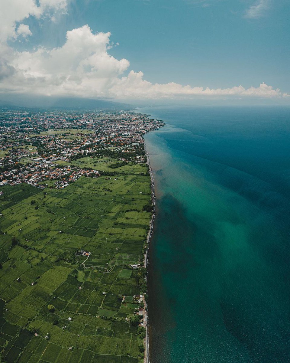 Behold the rare sight of green rice fields and the vast blue sea at Penarukan Beach in Bali, the host of the upcoming G20 Summit! Have you ever been to a beach as broad as this? 📷: @tobiwurld #ItstimeforBali #WonderfulIndonesia