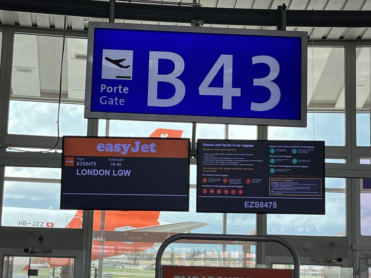 JohnnyWordStuff's tweet photo. #CopyCon22 here I come! [obligatory airport pic]. Looking forward to some in-person copywriter chat (and maybe a beer or two) @procopywriters #copywriting https://t.co/d76F7mKTqp