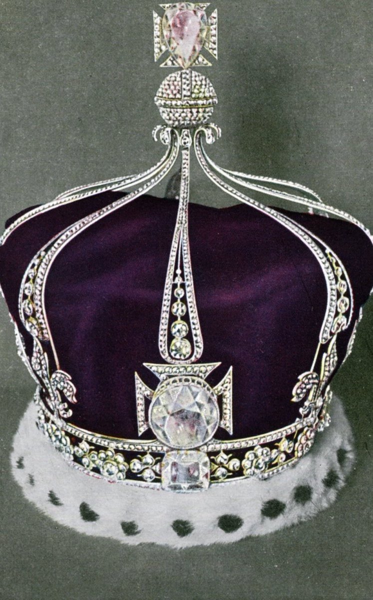 _River_Tam's tweet photo. it never really occurred to me each monarch had their own crown made. 
George IV had rented diamonds in it, so only a skeletal crown remains. 
I thought there was “A literal crown” just the one one handed down. 
But different size heads I guess. https://t.co/M4PFuX56pq