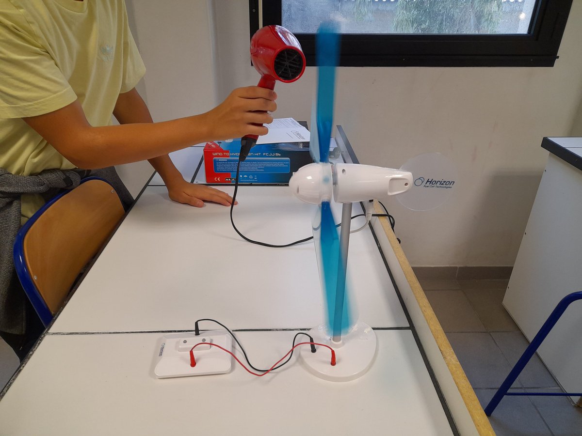 CE_FontdeFillol's tweet photo. Atelier 10 : des solutions pour l'avenir
Comment la science contribue à penser et inventer un futur meilleur :
Éénergie éolienne, solaire et hydrolique, mesure de l'acidité, retraitement de l'eau par distillation...
#FetedelaScience 
#ecoresponsabilite https://t.co/3mFe4YWg8L