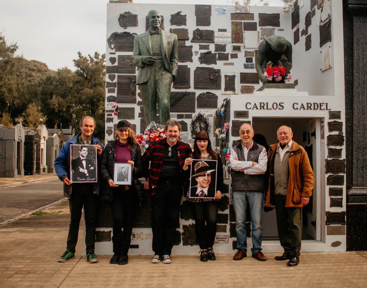 tabuol's tweet photo. 🧵 Aniversário no cemitério, cadáveres roubados, túmulos profanados, selfie com o corpo de Maradona: por que a relação dos argentinos com a morte é quase obsessiva?
Hoje #Meridianos investiga a necromania argentina. https://t.co/wUrMy4MeXp