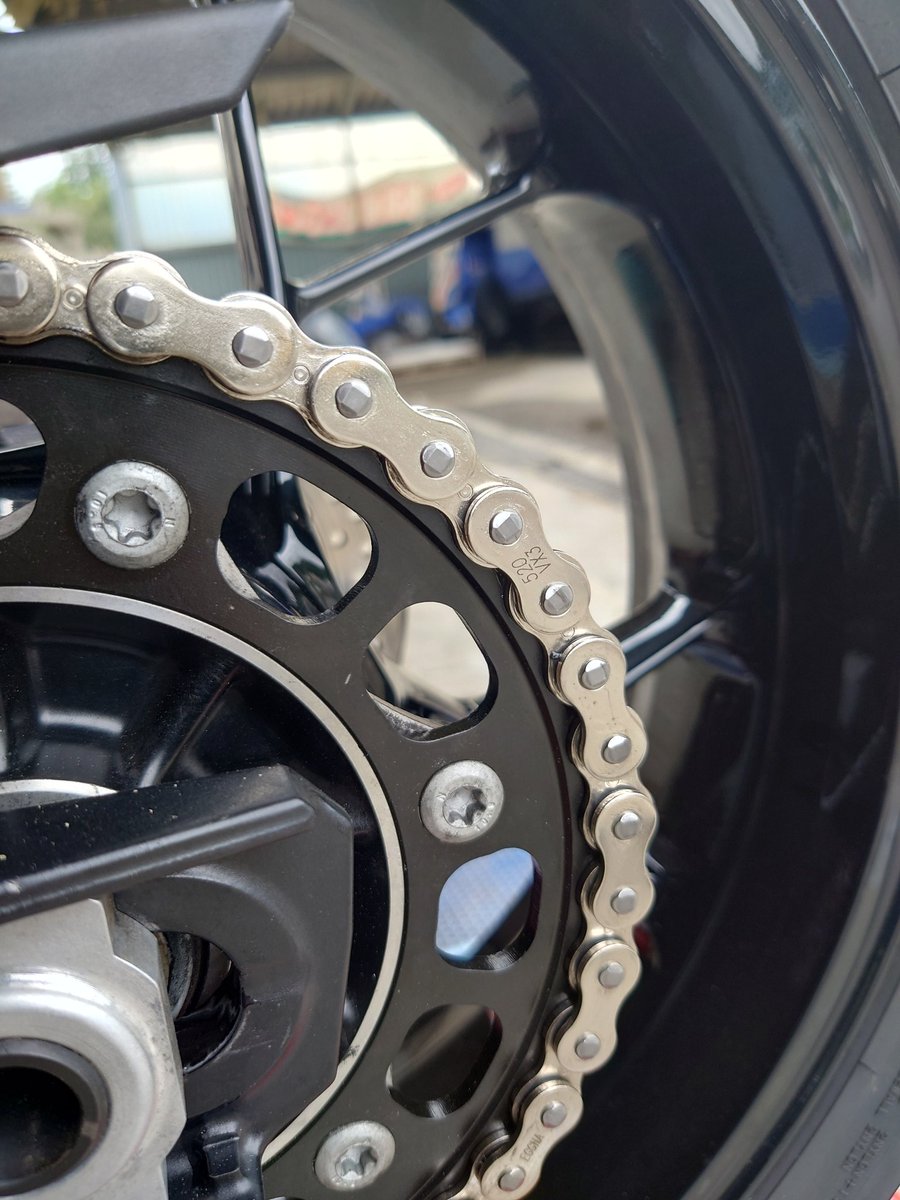 ROCKY373737's tweet photo. 今日のツーキングの目的は
790DUKEのチェーン、スプロケ交換
ベルハンマーゴールド
新車の時から使ってた効果あり
2万キロ位走行のスプロケ
殆ど摩耗がかなり少ない✌️
#DIDシールドチェーン
#KTM790
#ベルハンマーゴールド
#かしまるくん https://t.co/MAp14hAHDs