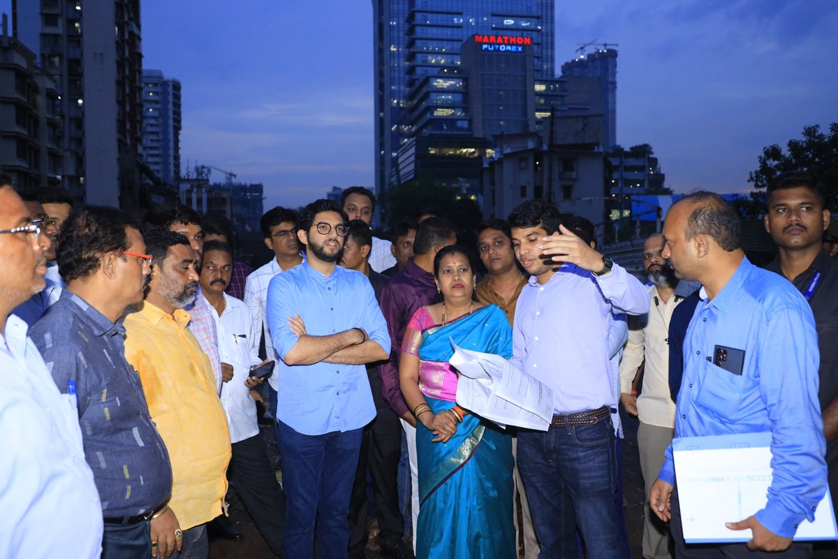 AUThackeray's tweet photo. Visited the Delisle Road bridge works to take an update on the on going works taken up by the @mybmc and Railways. The work of the railways had been delayed by 1.5 years, and post my meeting with Union Railways Minister, it has come back on track. Pushing for its completion now. https://t.co/BoWGkM3Mp5
