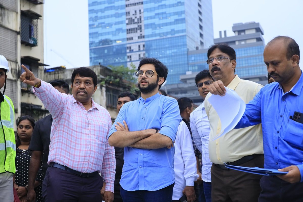AUThackeray's tweet photo. Visited the Delisle Road bridge works to take an update on the on going works taken up by the @mybmc and Railways. The work of the railways had been delayed by 1.5 years, and post my meeting with Union Railways Minister, it has come back on track. Pushing for its completion now. https://t.co/BoWGkM3Mp5