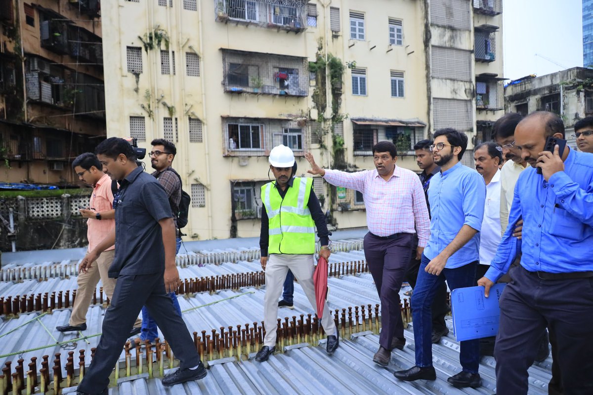 AUThackeray's tweet photo. Visited the Delisle Road bridge works to take an update on the on going works taken up by the @mybmc and Railways. The work of the railways had been delayed by 1.5 years, and post my meeting with Union Railways Minister, it has come back on track. Pushing for its completion now. https://t.co/BoWGkM3Mp5